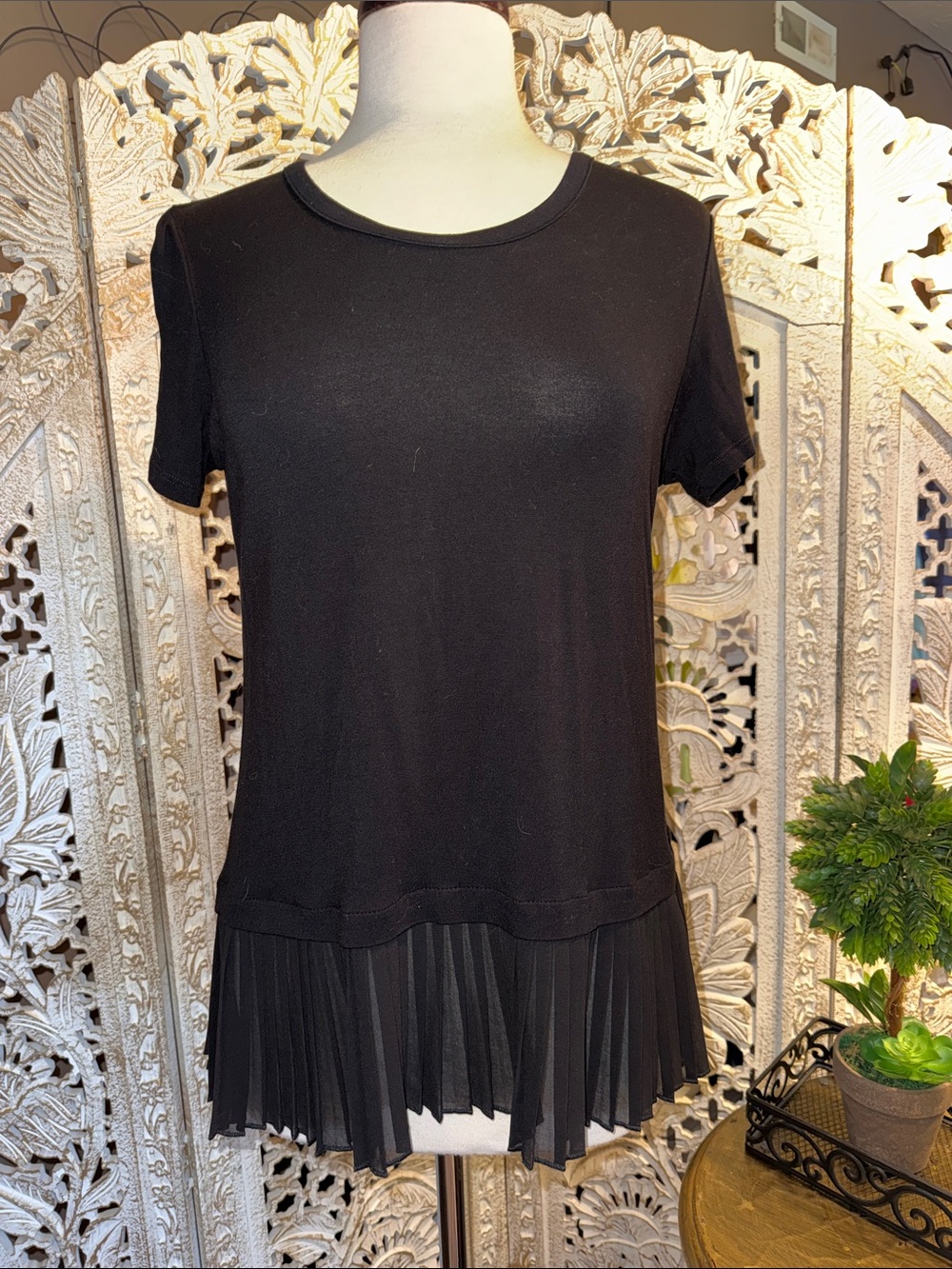 pebble and stone Black Short Sleeve Pleated-Hem Tee